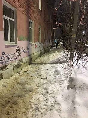 Крышу расчистили, а снег не увезли